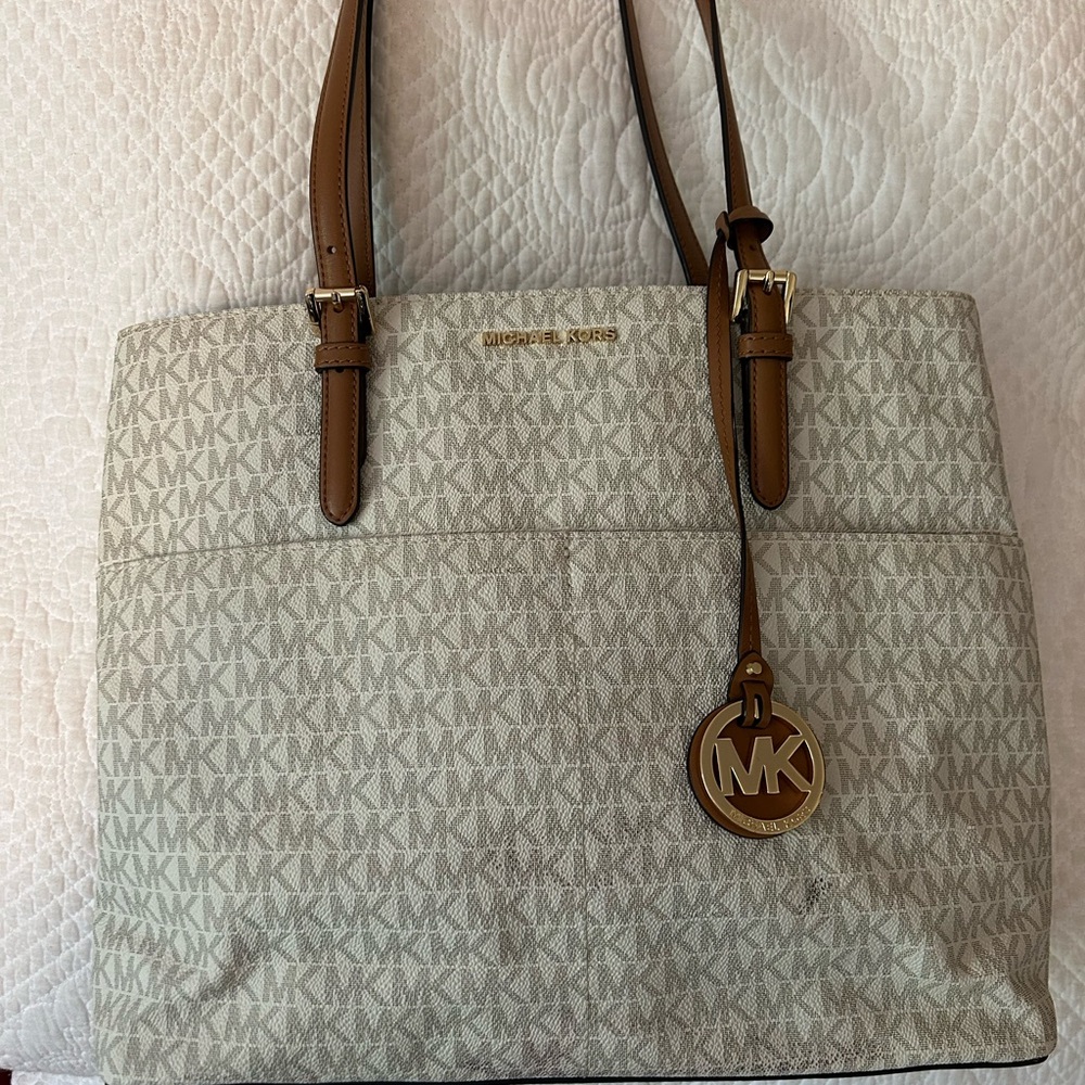 Michael Kors Tan Tote with Elegant Design and Quality Craftsmanship